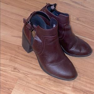 Women’s maroon rocket dog boots